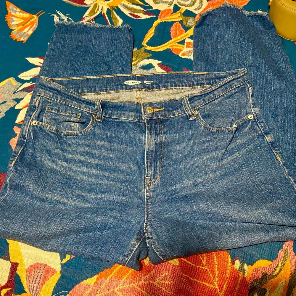 Old Navy Boyfriend mid-rise Blue Denim Jeans. Slightly cropped with frayed edges